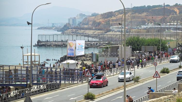 d40a0d25-39e9-410e-94e3-9f705c7d4cc2 Crise migratoire à Ceuta : 60 000 migrants traversent la frontière du Maroc
