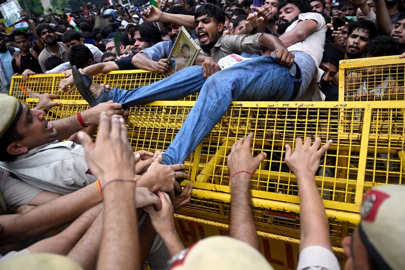 INDIA-POLITICS-EDUCATION-PROTEST Affrontements à New Delhi entre militants du Parti du peuple des cafards et forces de l’ordre