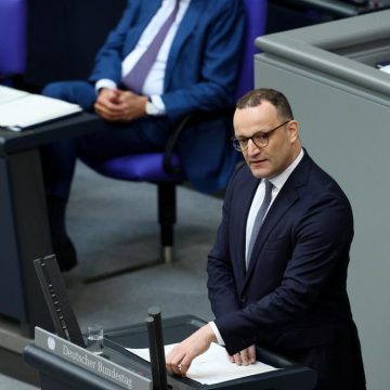 dff3cd73-6285-4d9d-ac80-363f6d0bb83c Jens Spahn démissionne après une controverse sur la gestation pour autrui