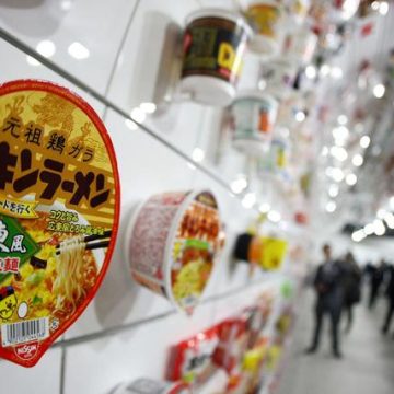 e2c430db-8972-4102-84ee-cca81c8e277e La Nouvelle Invention de Nissin : Des Nouilles Instantanées à Eau Froide