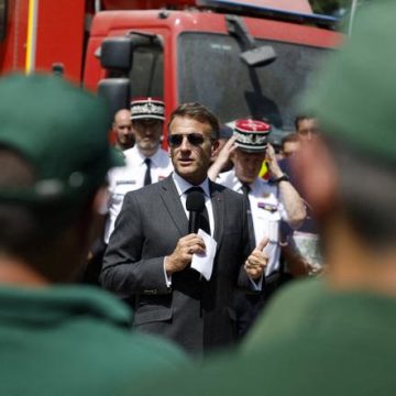 Emmanuel Macron en visite à la forêt de Fontainebleau après un incendie dévastateur