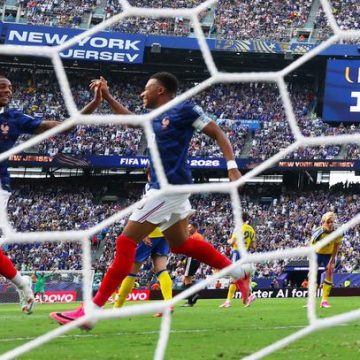 Les Bleus triomphent face à la Suède et avancent en huitièmes de finale