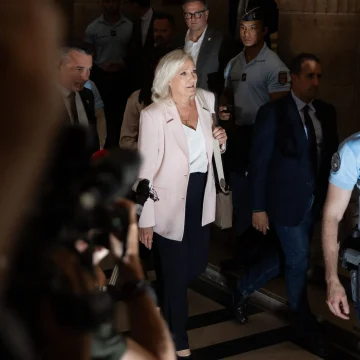 ef4b4165-ebf3-4d88-96d9-0c2f7773df18 Marine Le Pen persiste dans sa candidature pour 2027 malgré une condamnation