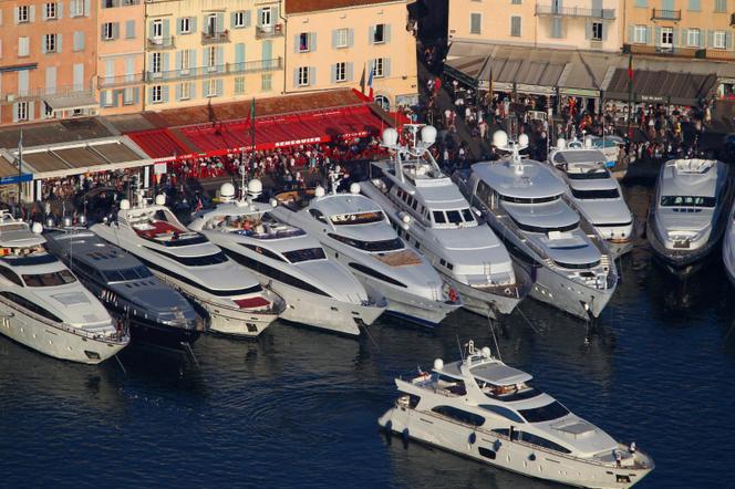 f2c2f54f-a46f-4f98-ba06-ac5f3160123d Saint-Tropez: Un Village de Pêcheurs Transformé par le Luxe
