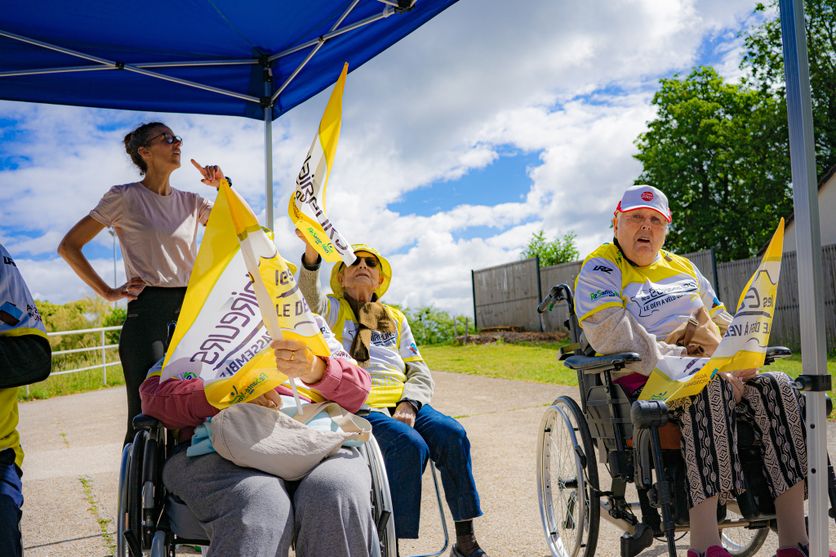 Les éclaireurs le défi vélo qui rassemble Les résidents de l’Ehpad Lépine Solidarités participent au programme « Les Éclaireurs du Tour »