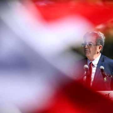 Jean-Luc Mélenchon propose une conscription écologique pour combattre les incendies