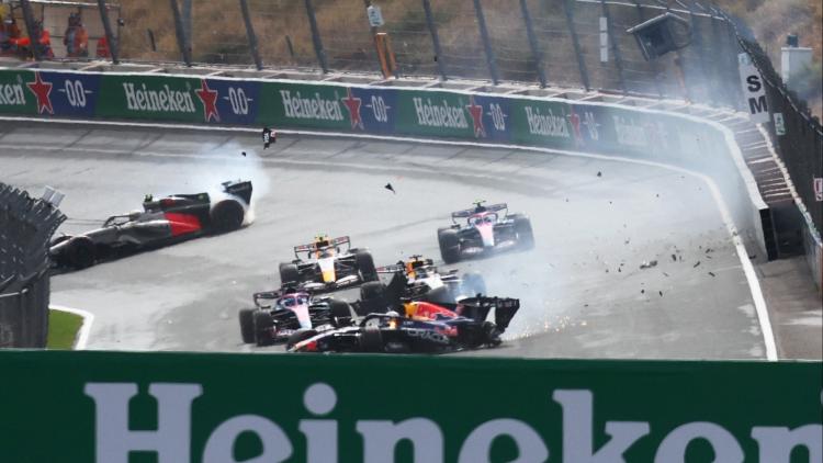 06ca068f-c2f5-4b7c-8e55-04851becefe9 Un accident spectaculaire de Max Verstappen au Grand Prix des Pays-Bas