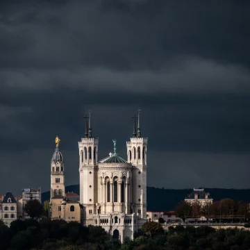 Violence politique : comprendre les affrontements entre groupes radicaux à Lyon