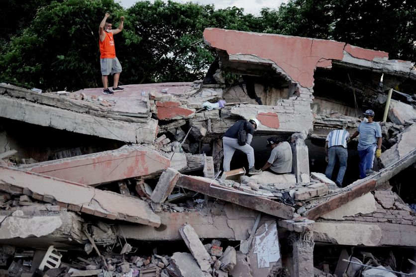 Aftermath of an earthquake, in Cali Secourisme et Témoignages après un Séisme Dévastateur en Colombie