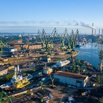 Gdansk Harbor Aerial View. Cranes at the famous shipyard of Gdansk, Pomerania, Poland. La Modernisation du Chantier Naval de Gdynia et son Impact sur la Marine Polonaise