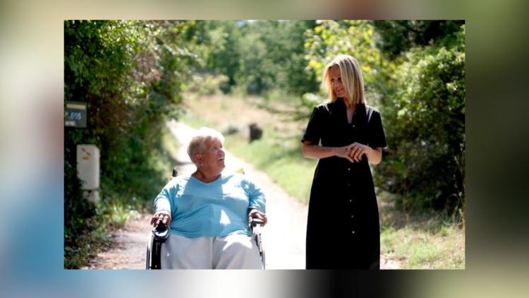 2a0516d2-6955-4624-b05b-6458b8b2d5bf Mimie Mathy fait face à un syndrome neurologique rare