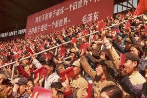 LES SOLDATS DE L'ARMEE CHINOISE BRANDISSENT LE LIVRE ROUGE DE MAO 1967 Les Écrivains Chinois et l’Influence Persistante de la Révolution Culturelle