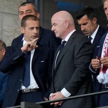 322424d2-d262-41a0-a42c-4ab5004a6a7c L’UEFA appelle au départ de Gianni Infantino