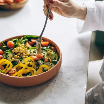 Comment Transformer une Salade Composée en Repas Complet