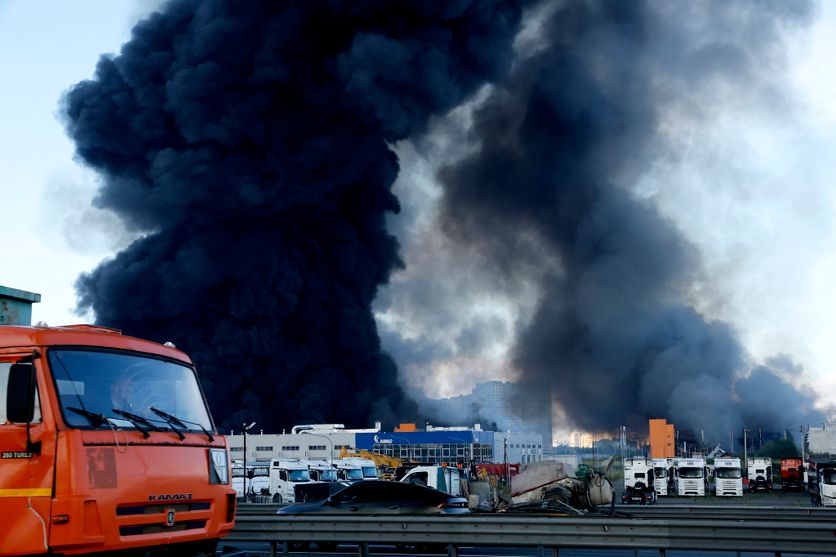 Warehouses burn after Ukrainian drones attack in St. Petersburg Les attaques ukrainiennes ciblent les entrepôts de Wildberries en Russie
