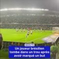 Un joueur brésilien tombe dans un trou après un but annulé