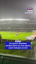 3cc0b74b-d8db-4f11-934f-1cab538d7375 Un joueur brésilien tombe dans un trou après un but annulé