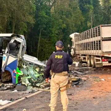 Collision mortelle entre un autobus et un camion au Brésil