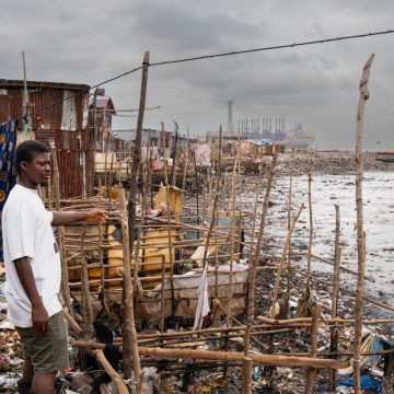 Inondations à Freetown : Les Habitants Coincés entre Pluies Torrentielles et Montées de la Mer