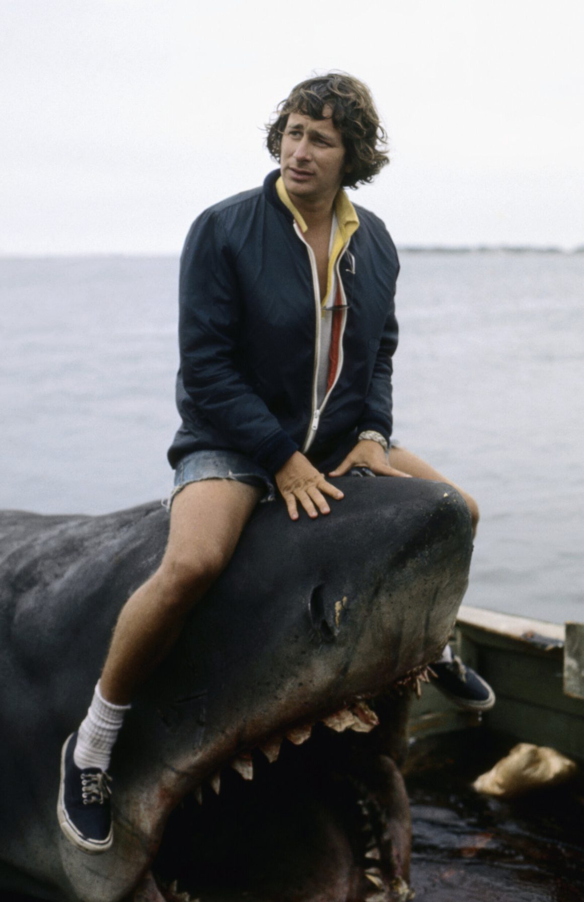 On the set of Jaws Les Débuts tumultueux d’un Chef-d’œuvre de Spielberg