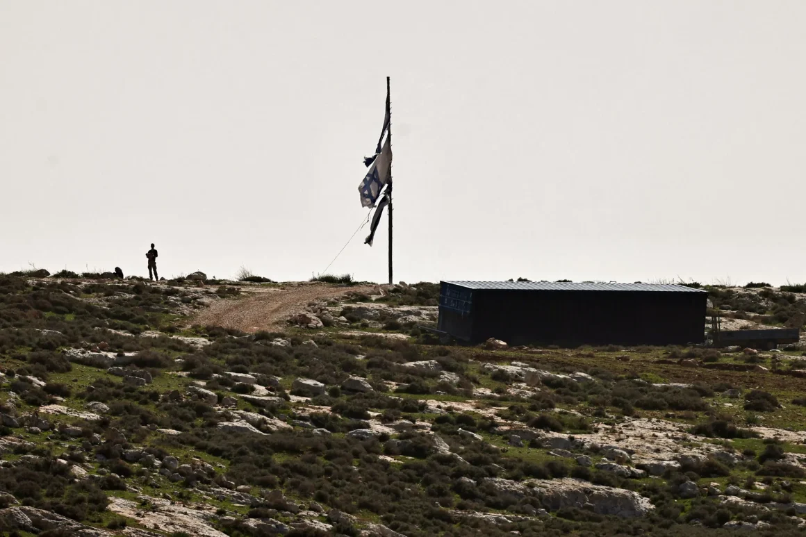 64ef3cf4-e6ae-43d0-9417-6935f5ca845e En Cisjordanie, deux familles palestiniennes encerclées par des colons israéliens