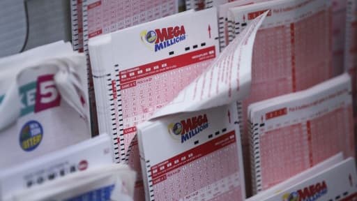 Mega Millions Jackpot Becomes Largest Prize In U.S. History at $1.6 Billion Vol de ticket de loterie à la poste américaine