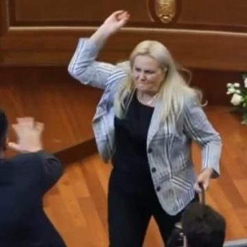 6a2e6bd8-e56d-4759-ab39-1a2b82016c6a Incident au Parlement du Kosovo : Une députée lance des œufs sur le Premier ministre