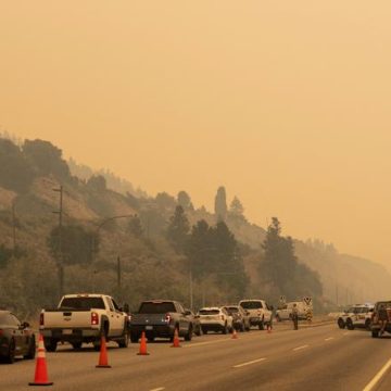Incendies dévastateurs en Colombie-Britannique : plus de 20 000 évacuations