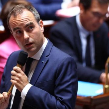 Sébastien Lecornu en visite en Gironde pour la reconstruction après le mégafeu