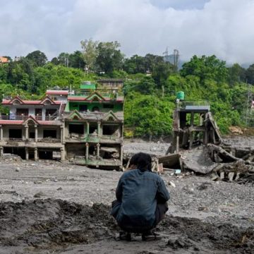 Inondations au Népal et au Tibet : secouristes en action