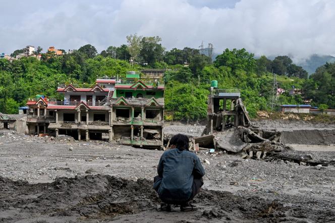 776d1421-60c9-4655-8556-62954233f2cc Inondations au Népal et au Tibet : secouristes en action