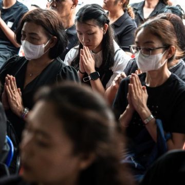 7841f164-2f75-4cd2-b0fc-bb92832eaec7 Funérailles et Enquête sur la Fusillade en Thaïlande