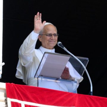ITALY - POPE LEO XIV ADDRESSES THE CROWD FROM THE WINDOW OF THE APOSTOLIC PALACE OVERLOOKING ST PETER'S SQUARE DURING THE RIGINA CAELI PRAYER IN THE VATICAN- 2026/8/9 Fort engouement pour les célébrations du pape Léon XIV en France