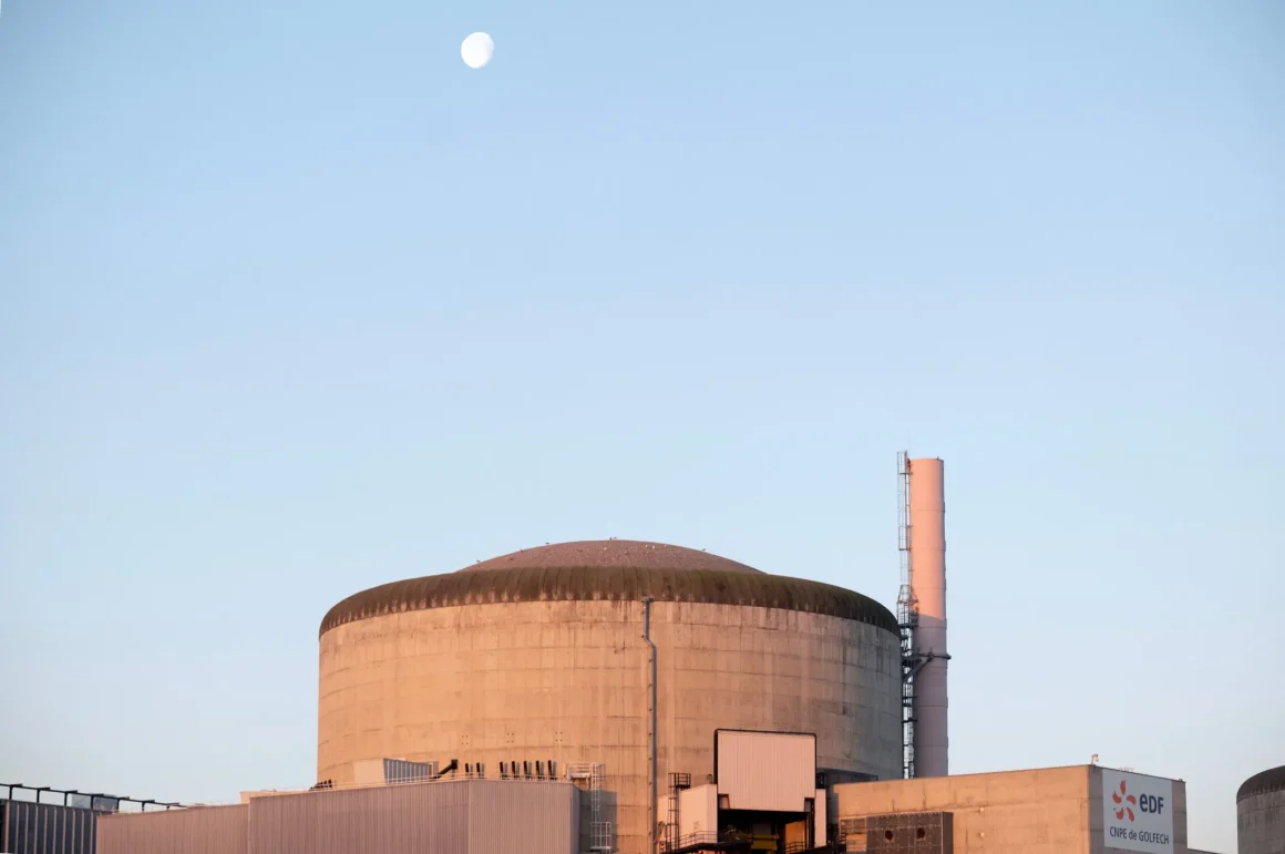Réacteurs nucléaires arrêtés à cause de la chaleur et des normes environnementales