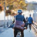 Le Débat sur le Port du Casque pour les Cyclistes Relancé