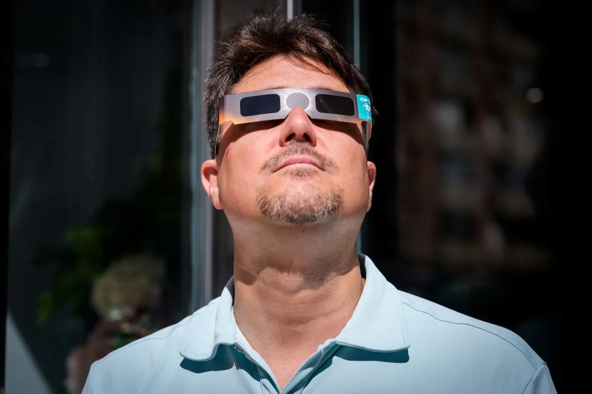 Une éclipse solaire : entre phénomène astronomique et événement social