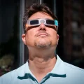 Une éclipse solaire : entre phénomène astronomique et événement social