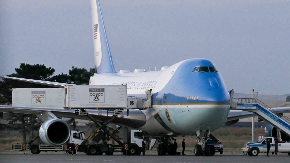95a72088-3524-455a-8c3a-ce4a04fa2af0 Des raisons de sécurité poussent Donald Trump à changer d’avion lors de son départ de Turquie