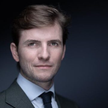 9ec6e8d8-6b8e-4a0b-90dd-917f4f802f76 Le journaliste Erik Tegnér agressé par des antifas sur l’île de Groix