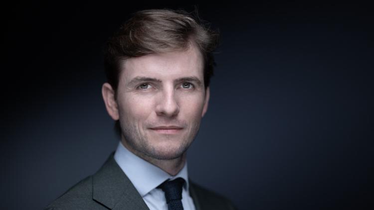 9ec6e8d8-6b8e-4a0b-90dd-917f4f802f76 Le journaliste Erik Tegnér agressé par des antifas sur l’île de Groix