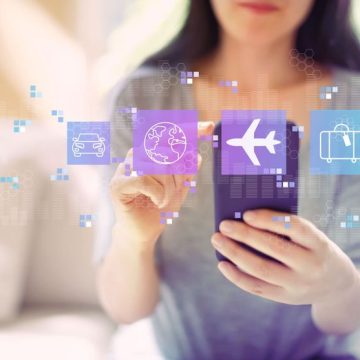 Airplane travel theme with woman using a smartphone IA et organisation de vacances : les limites de l’outil numérique