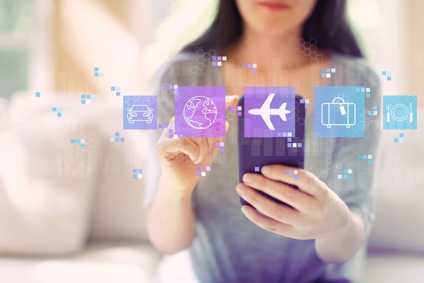 Airplane travel theme with woman using a smartphone IA et organisation de vacances : les limites de l’outil numérique