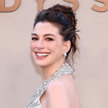 aa4f1154-5f5d-42d4-a37f-462ed927b4e6 Anne Hathaway et son expérience dans l’univers DC