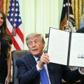 Le décret sur les vaccins signé par Donald Trump suscite la controverse