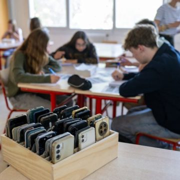 education - deconnexion Interdiction des Téléphones Portables au Lycée : Une Nouvelle Étape