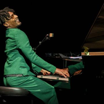 Jon Batiste: Un événement musical estival avec trois albums innovateurs