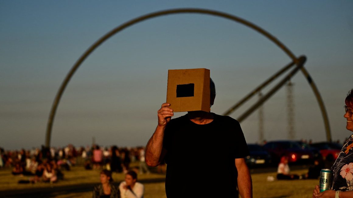 Les Européens émerveillés par une rare éclipse solaire totale