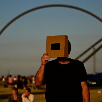b22374d7-aa72-4a18-a926-c29b81a03f91 Les Européens émerveillés par une rare éclipse solaire totale