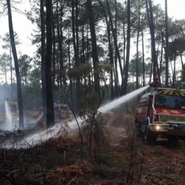 Les pompiers épuisés par les feux estivaux appellent à la grève