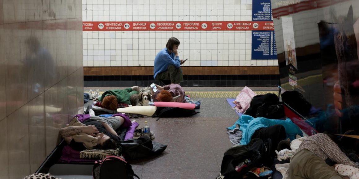 Les habitants de Kiev cherchent refuge dans le métro face aux bombardements